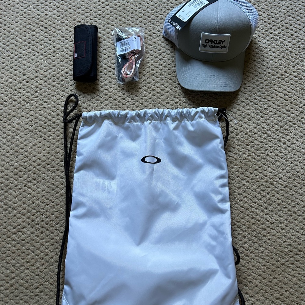 NWT Oakley Gray Mesh Cap